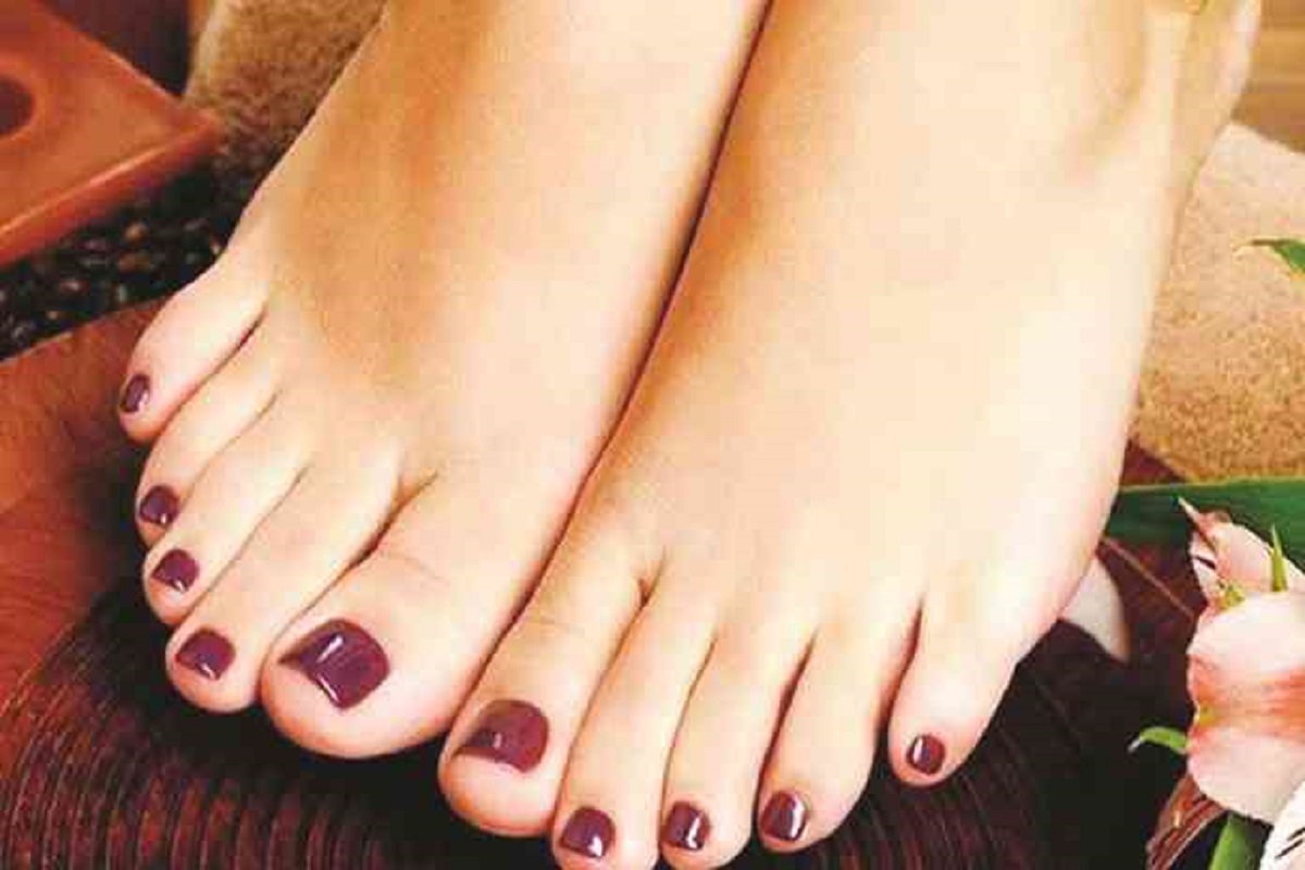 शिंगाडे खाल्ल्यामुळे पायाच्या तळव्यांच्या भेगा भरून येतात. शरीरावर एखाद्या भागावर सूज आली असेल तर, त्याचा लेप लावल्यास फायदा होतो.