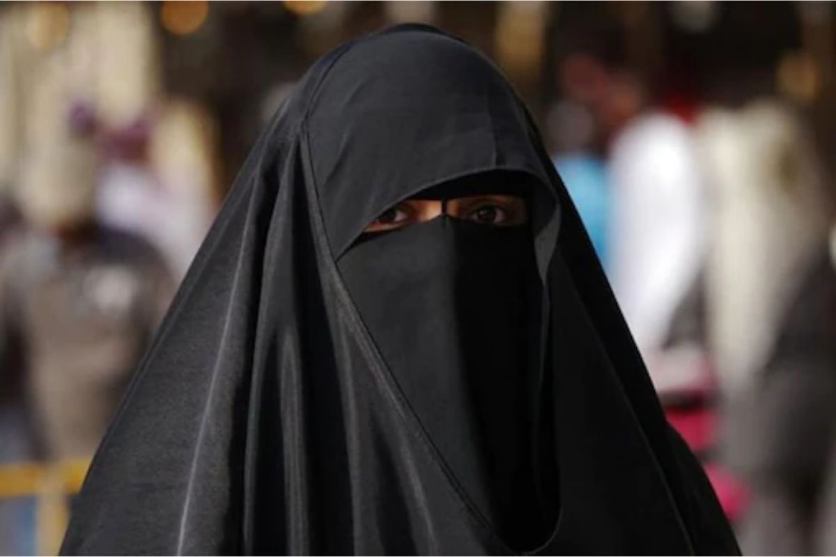 कोरोना Positive तरुणांनं विमान प्रवासासाठी केला उपद्व्याप, एका चुकीमुळे फुटलं बिंग