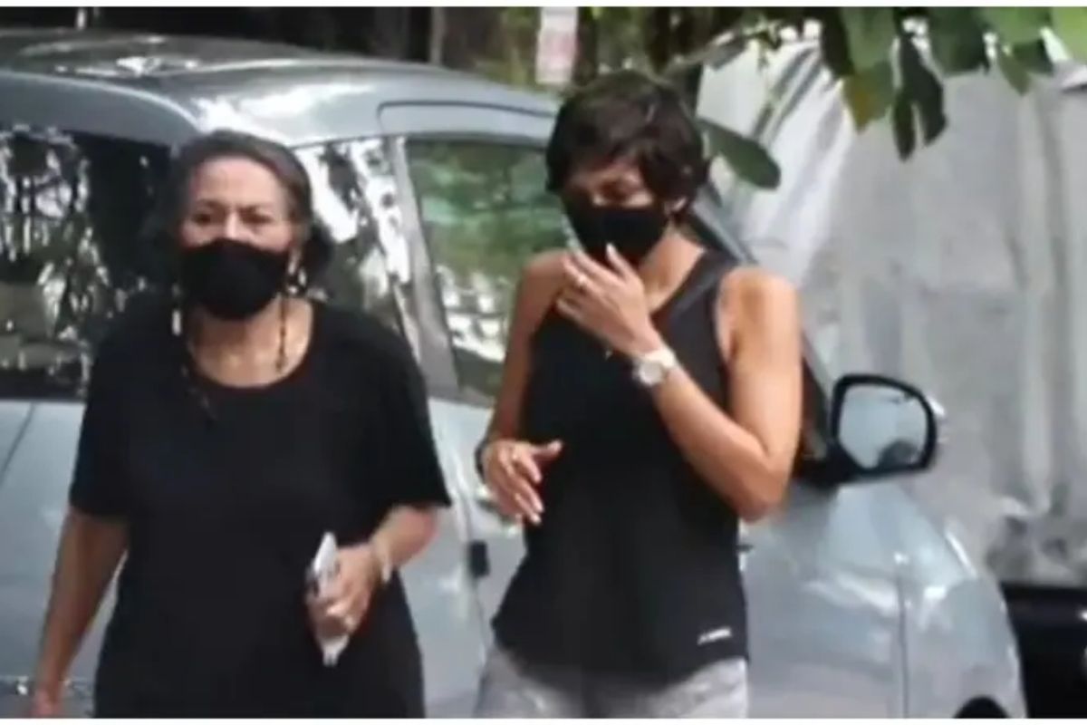 Video: पतीच्या निधनानंतर पहिल्यांदा समोर आली मंदिरा बेदी; आईच्या सोबतीने स्वत:ला सावरतेय