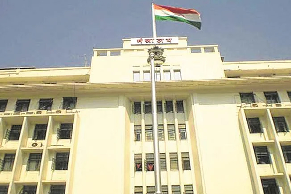 ठाकरे सरकारचा सरकारी बाबूंना दणका, मंत्रालयातील तब्बल 103 अधिकाऱ्यांच्या बदल्या!