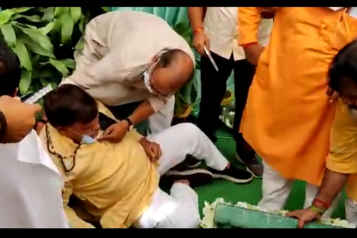 VIDEO : कार्यक्रमादरम्यान अचानक व्यासपीठावरुन खाली कोसळले ऊर्जा मंत्री, तत्काळ रुग्णालयात दाखल