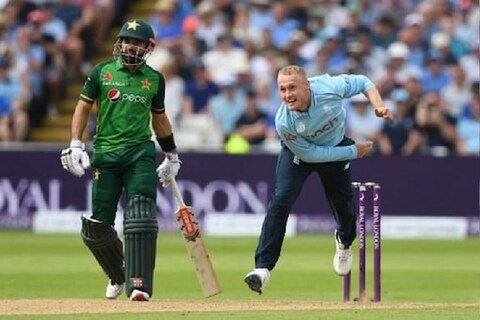 पाकिस्तान विरुद्ध इंग्लंड (Pakistan vs England) यांच्यात झालेली तिसरी वन-डे इंग्लंडनं 3-0 ने जिंकली. या मॅचमध्ये इंग्लंडचा स्पिनर मॅट पार्किन्सन (Matt Parkinson)  याने टाकलेला एक बॉल सर्वांच्या चर्चेचा विषय झाला आहे.