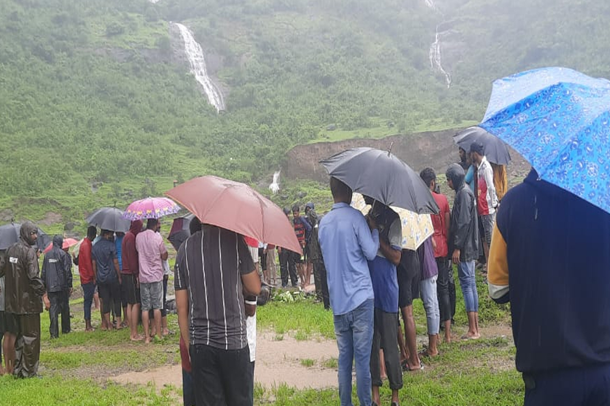 2 मुलं गाळात रुतली, वाचवायला वडिलांनी मारली पाण्यात उडी, तिघांचाही दुर्दैवी मृत्यू