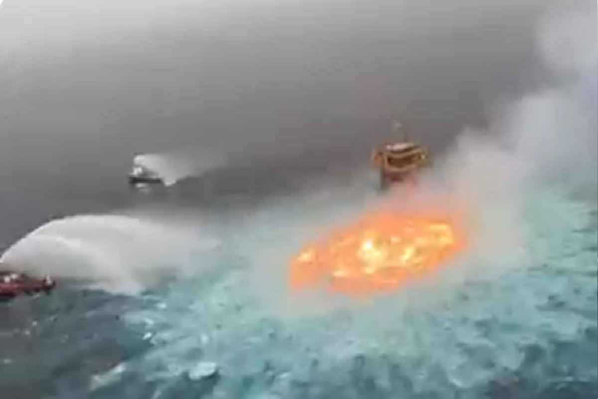 मेक्सिकोच्या समुद्रात भडकली आग; अचानक का पेटला लाव्हा?