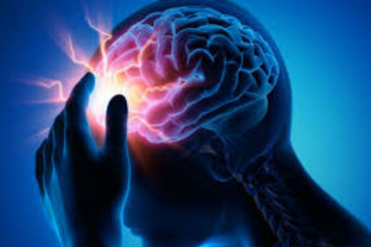 ज्यांच्या शरीरामध्ये 70 मिलीग्राम प्रति डेसीलीटर पेक्षा ब्लड शुगर लेव्हल कमी होते. त्यालाच लो ब्लड शुगर लेव्हल म्हटलं जातं. मेंदूपर्यंत योग्य प्रमाणात शुगर पोहोचली नाही तर स्मरणशक्ती कमजोर होऊ लागते. एखाद्या गोष्टीवर लक्ष केंद्रित करणं कठीण होतं. याशिवाय बोलतानाही अडचण यायला लागते.