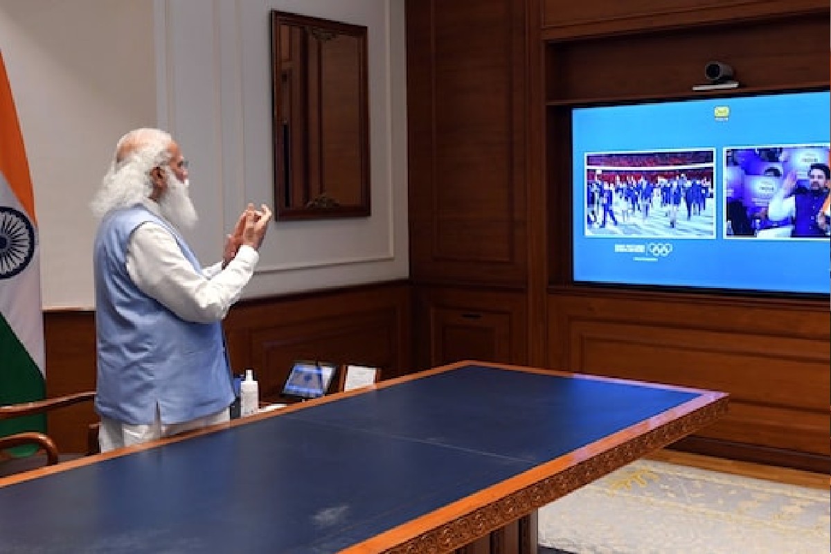 Tokyo Olympics: ऑलिम्पिकमध्ये डौलानं फडकला तिरंगा, भारतीय पथकाला पंतप्रधानांची मानवंदना