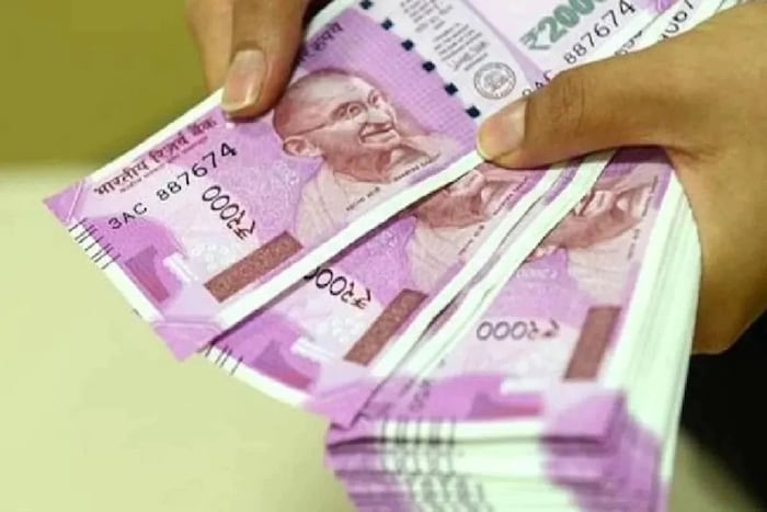 काय आहेत फायदे?- 1) खात्यात कमीतकमी शिल्लक (मिनिमम बॅलन्स) ठेवण्याची मर्यादा नाही. 2) सेव्हिंग अकाउंट इतकेच व्याज मिळेल 3) मोबाइल बँकिंगची मोफत सुविधा 4) 10 हजार रुपयांपर्यंत ओव्हरड्राफ्ट सुविधा 5) PMJDY चे असे खातेधारक ज्यांनी रुपे कार्ड सुविधा घेतली आहे त्यांना 2 लाखापर्यंत अपघाती विमा कव्हर मिळतो. 
