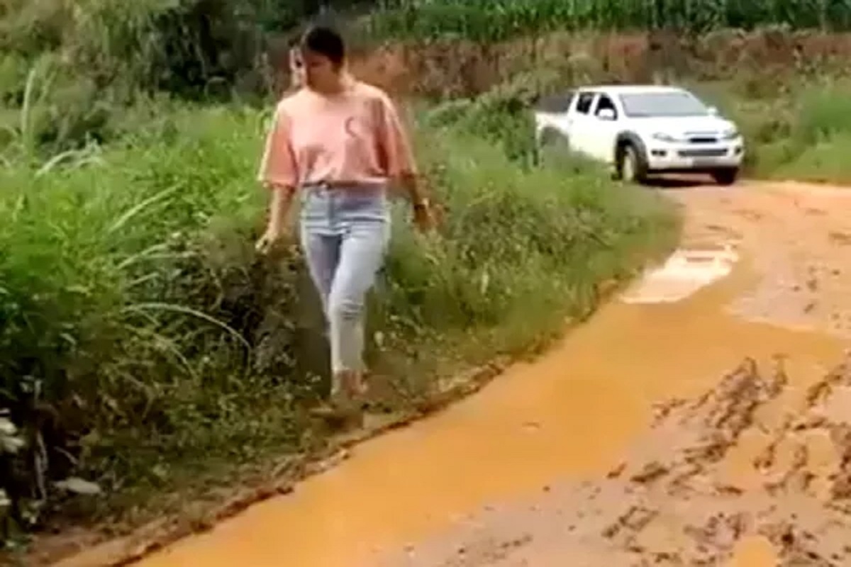 कोणत्याच गाडीमुळे तुमच्यावर रस्त्यावरील चिखल उडणार नाही; पाहा हा सॉलिड फंडा