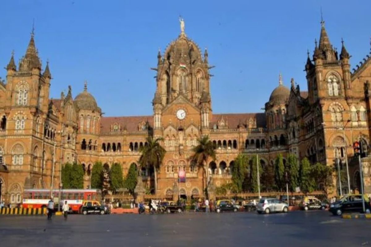 मुंबईकरांसाठी मोठी बातमी! ...तोपर्यंत हटणार नाहीत मुंबईतले कोरोना निर्बंध; आयुक्तांनी केलं स्पष्ट