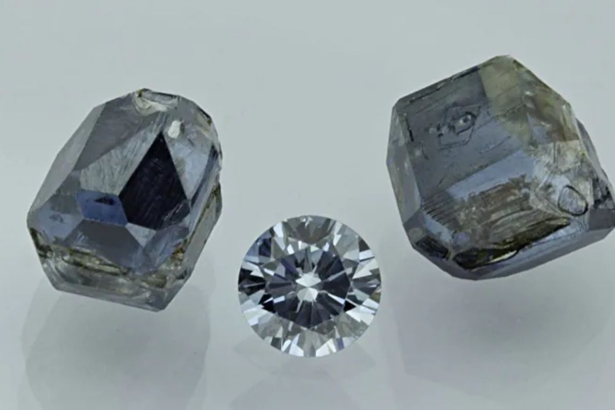 मृत व्यक्तींच्या राखेपासून आणि केसांपासून हिरे बनवते ही कंपनी; आप्तांच्या आठवणी ठेवते ताज्या