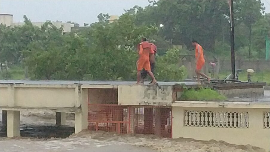 50 वर्षीय मुन्ना गुलाब बानिया हा मानसिक रुग्ण आहे. नेहमीप्रमाणे घरून दुपारी बारा वाजता जेवण केल्यानंतर हा विश्राम करण्याच्या हेतूने वेणा नदीपात्रातील राधाकृष्ण मंदिरात गेला. 