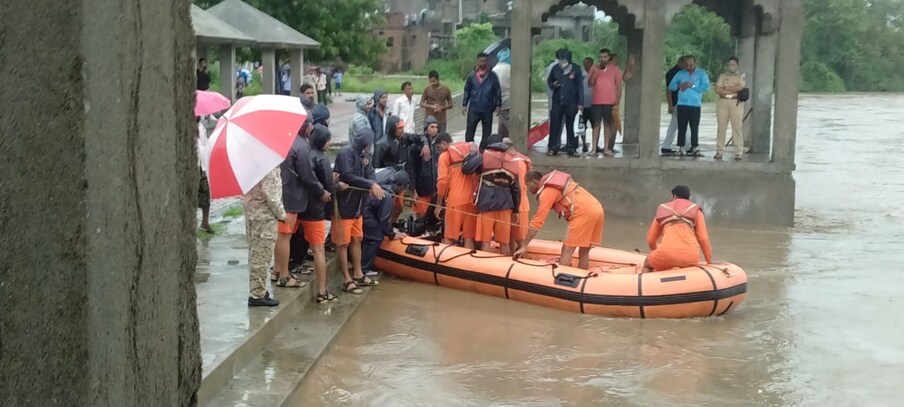 राधाकृष्ण मंदिर वेणा नदीच्या पात्रात मधोमध असल्याने या मंदिराला पुराच्या पाण्याने वेढा घातला. त्यामुळे या व्यक्तीला बाहेर पडता येईना.  