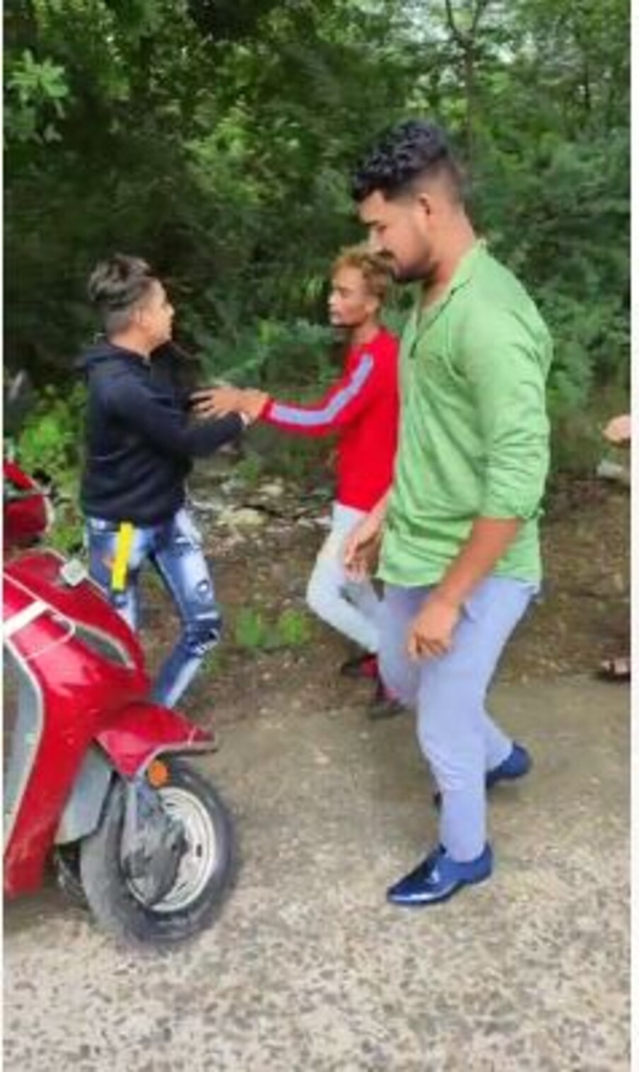 मुलीच्या मित्राला मारहाण करतानाचाही एक व्हिडीओ समोर आला आहे. 