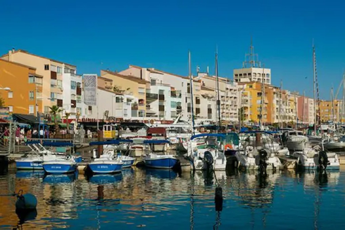 Naked City : इथं अगदी बँकेतही लोक नग्नच जातात; कपडे घातल्यावर ठोठावला जातो दंड