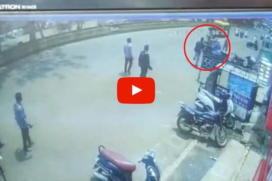 नाशकात दोघा भावांवर जीवघेणा हल्ल्याचा Live Video; रस्त्यावर पडला होता रक्ताचा सडा