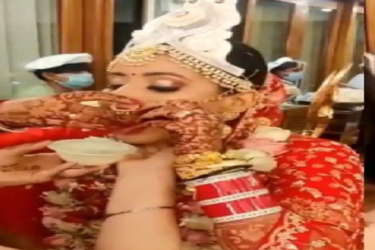 गोलगप्पा खाने का स्ट्रगल तुम क्या जानो गे...! नाकात नथ घालून पाणीपुरी खाण्यासाठी नवरीची धडपड