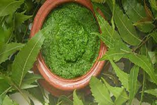 कडुलिंबाचा रस तयार करण्यासाठी आधी 15 ते 20 कडूलिंबाची पाने घ्या. ही पाने पाण्याने धुवा. यानंतर ते मिक्सरच्या भांड्यात अर्धा ग्लास पाणी आणि ही पानं घाला. बारीक वाटा. हा रस गाळून घ्या. रोज एक ग्लास रस प्यायल्यास. हळूहळू फरक दिसू लागेल.