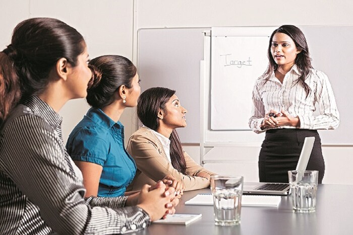 चाणक्य नीति सांगते की, श्रवण करणं हा चांगला गुण आहे. कारण श्रवणाने ज्ञान वाढतं. मनातील द्वेष दूर होतो आणि ज्ञानाची प्राप्ती होते. कोणत्याही वासने पासून मुक्ती मिळते.