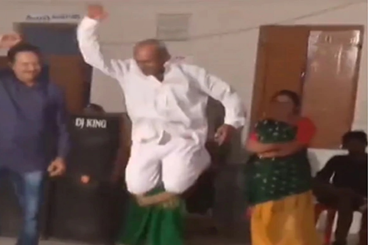आजोबा रॉक्स बाकी शॉक! नाचता नाचता हवेतच उडू लागले, डान्स फ्लोअरवर लावली आग; पाहा VIDEO