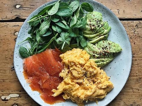 पावसाळ्यात नेहमी रात्रीचं जेवण हलकचं घ्यावं. रात्रीच्या जेवणामध्ये आपण सूप,मूगाची डाळ,विविध भाज्यांचा समावेश करू शकता. तांदळाऐवजी ब्राउन राईस किंवा ओट्स खा. पावसात,रात्रीचं जेवण जास्त उशीर घेऊ नका. जेवण जेवढं उशीर घ्याल तितकचं पोट बाहेर येईल.