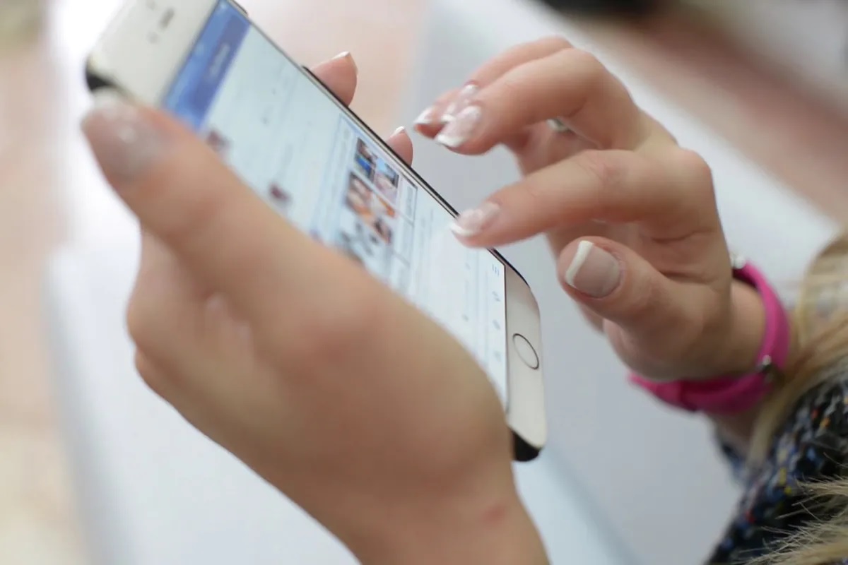 ऑनलाईन क्लासदरम्यान तरुणीचं विचित्र कृत्य; फोटो पाहून हैराण झाले नेटकरी