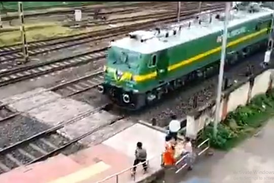 वसुधैव कुटुम्बकम्! जीव वाचवण्यासाठी धावली ऑक्सिजन एक्स्प्रेस, PM मोदींची बांगलादेशला मोठी मदत