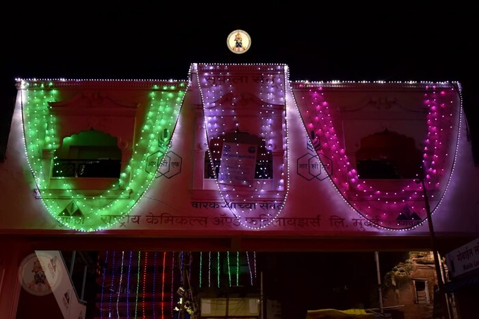 आकर्षक रोषणाईने परिसर उजाळून निघाला आहे.