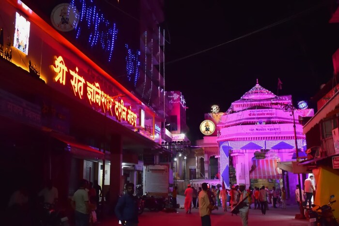 पंढरपूर नगरी सजली जरी असली तरी कोरोनाच्या परिस्थितीमुळे वारकऱ्यांना मात्र विठ्ठलनगरी गाठता आली नाही.