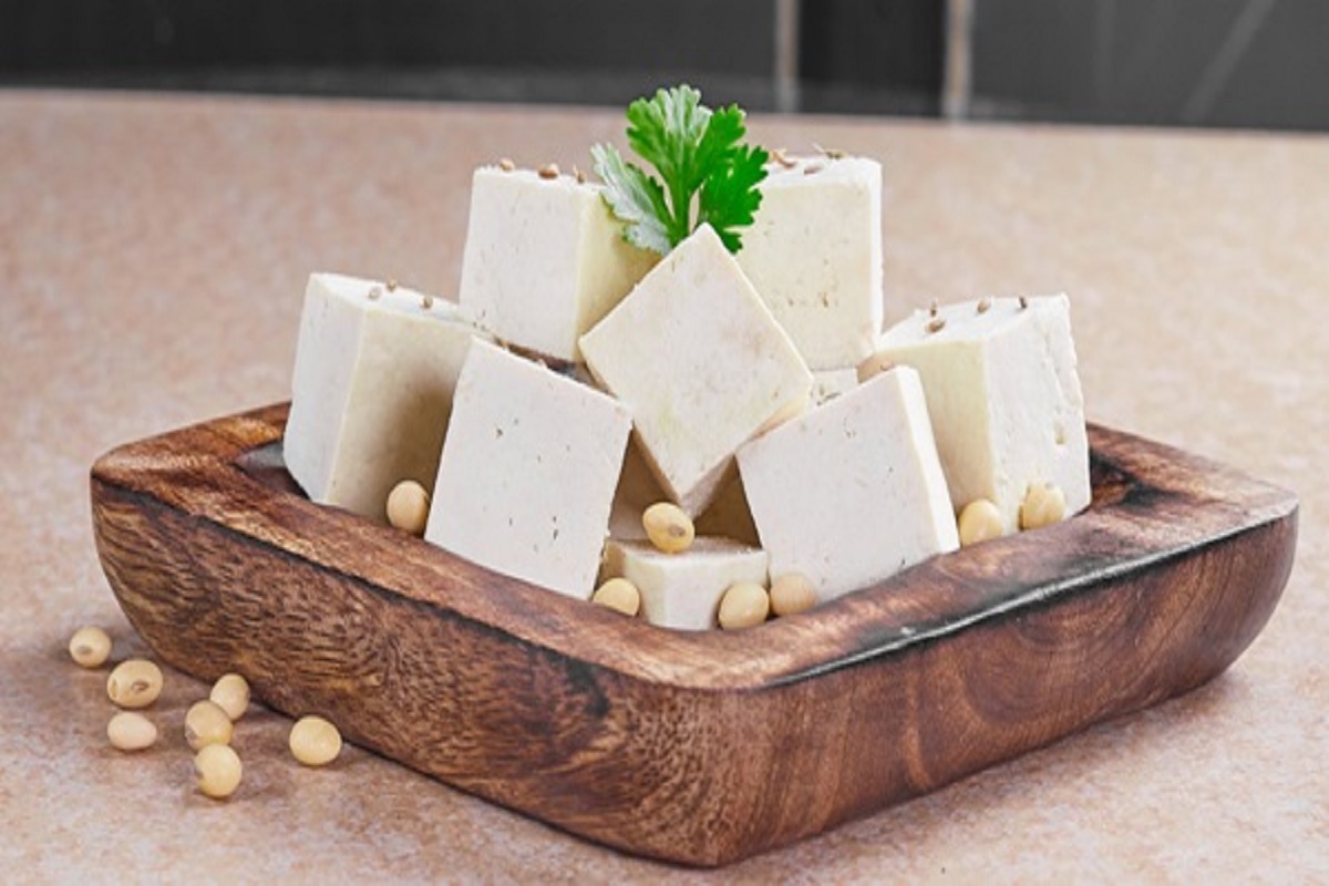 डेअरी प्रोडक्ट, सोयाबीन आणि ऍनिमल प्रोडक्टमध्ये व्हिटॅमिन बी 12 असतं. शाकाहारी लोकांनी दुध आणि पनीरचं सेवन करावं. दररोज एक ग्लास दुध प्यायल्यास शरीराला 20 टक्के व्हिटॅमिन बी 12 मिळतं.