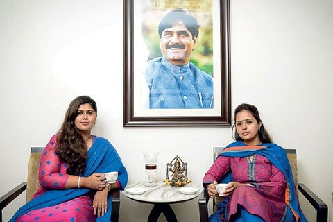 'खासदार प्रीतम मुंडे दिल्लीत दाखल झाल्याची बातमी मी स्वतः पाहिली ती बातमी चुकीची आणि खोटी आहे'