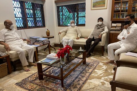 Sharad Pawar Meeting: मंगळवारी काँग्रेसचे एच.के. पाटील, महसूलमंत्री बाळासाहेब थोरात (Balasaheb Thorat) आणि बांधकाममंत्री अशोक चव्हाण (Ashok chavan) यांनी राष्ट्रवादीचे अध्यक्ष शरद पवार यांची भेट घेतली. 