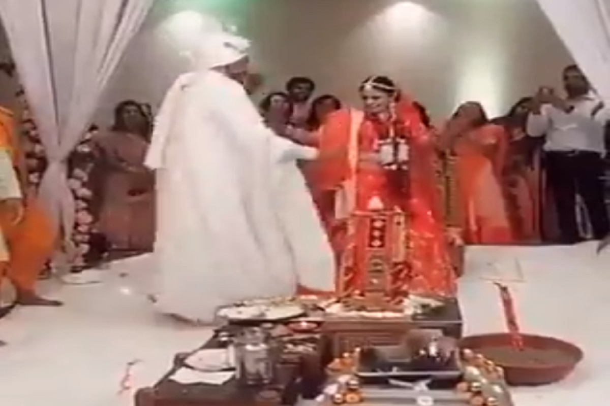 अरे यांना आवरा! सप्तपदी घेताना नवरा-नवरीचा प्रताप; Wedding Video पाहून नेटिझन्स शॉक