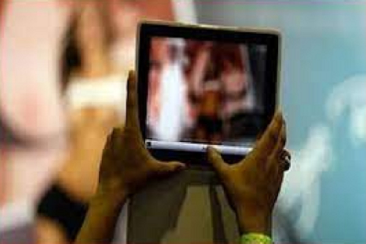 गोड बोलून साडी नेसायला देत महिलेसोबत संतापजनक कृत्य; पुण्यातील धक्कादायक प्रकार