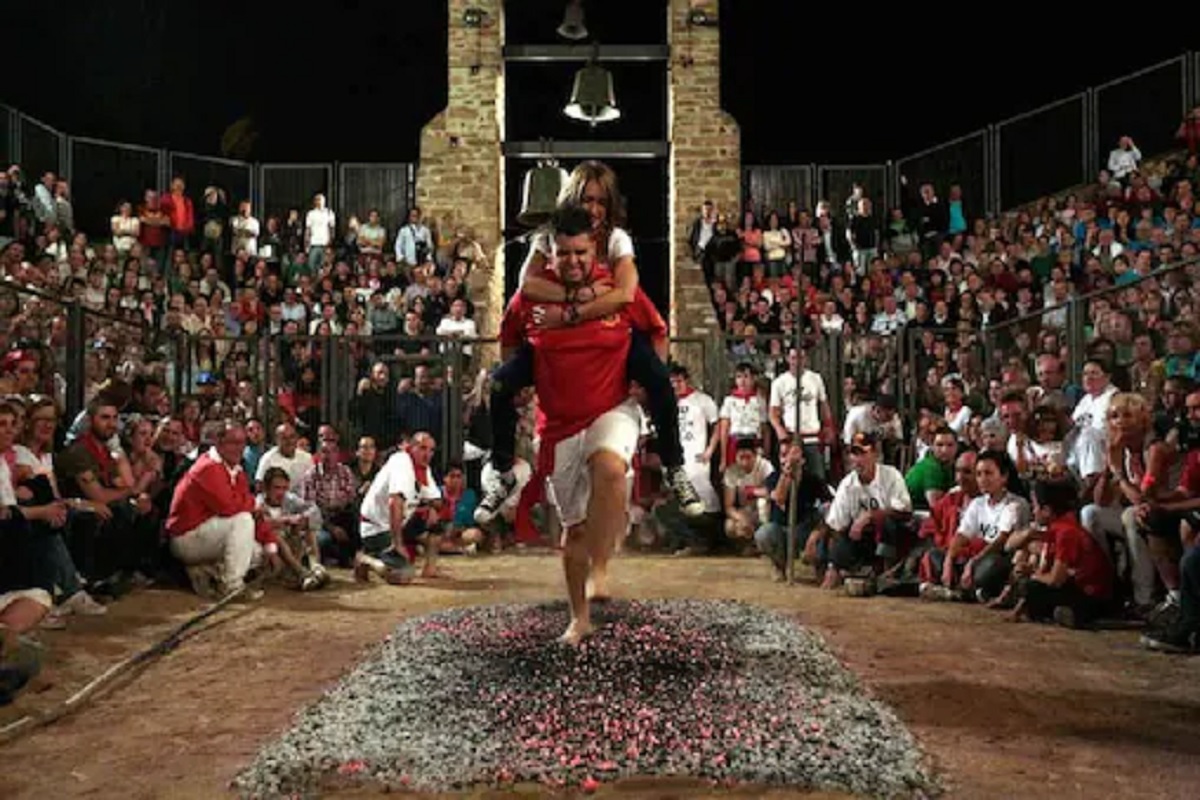 भयंकर प्रथा: गर्भवती पत्नीला उचलून पती चालतो जळत्या कोळशांवरून