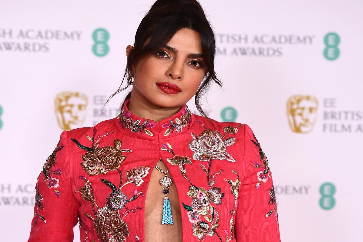 यावर्षी बाफ्टासाठी प्रियंकाने लाल रंगाचा आउटफिट घातला होता. तिच्या या सेक्सी अवताराने लगळ्याचं लक्ष वेधलं होतं.