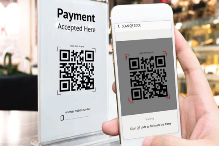 QR कोड - QR अर्थात क्विक रिस्पॉन्स कोडद्वारे फ्रॉड केले जातात. फ्रॉड करणारे मोबाईलवर क्यूआर कोड पाठवतात. समोरच्याने क्यूआर कोड लिंकवर क्लिक केल्यानंतर फ्रॉडस्टर्स क्यूआर कोड स्कॅन करुन खात्यातून पैसे काढून घेतात.
