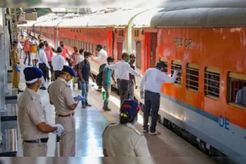 प्रवाशाने अधिकृत ओळखपत्र बाळगावं लागतं. प्रवासी ओळखपत्र दाखवू शकला नाही, तर त्याला विनातिकीट प्रवासी (Without Ticket Passenger) समजून त्याच्यावर कारवाई केली जाऊ शकते. 