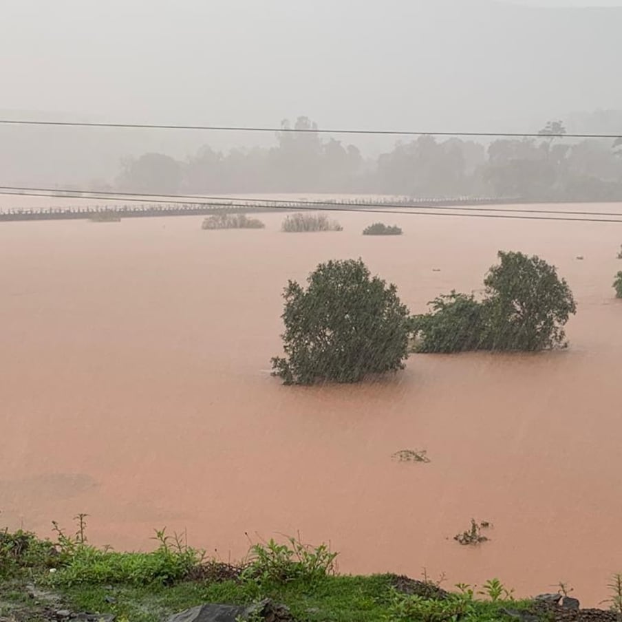 राज्यभरात पावसाने धुमशान घातले असून कोकणात परिस्थितीत आणखी चिंताजनक होत चालली आहे. त्यातच हवामान खात्याने पुढील 4 दिवस कोकण आणि मध्य महाराष्ट्रात अतिवृष्टीचा इशारा दिला आहे. 