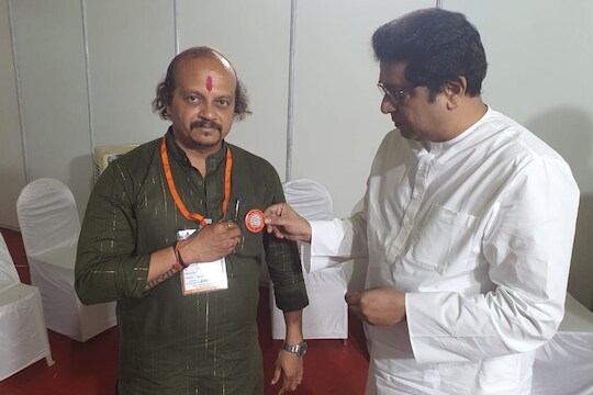 Exclusive : भगवा रंग आणि शिवमुद्रा, राज ठाकरेंच्या मनसेसैनिकांना आता नवी ओळख!