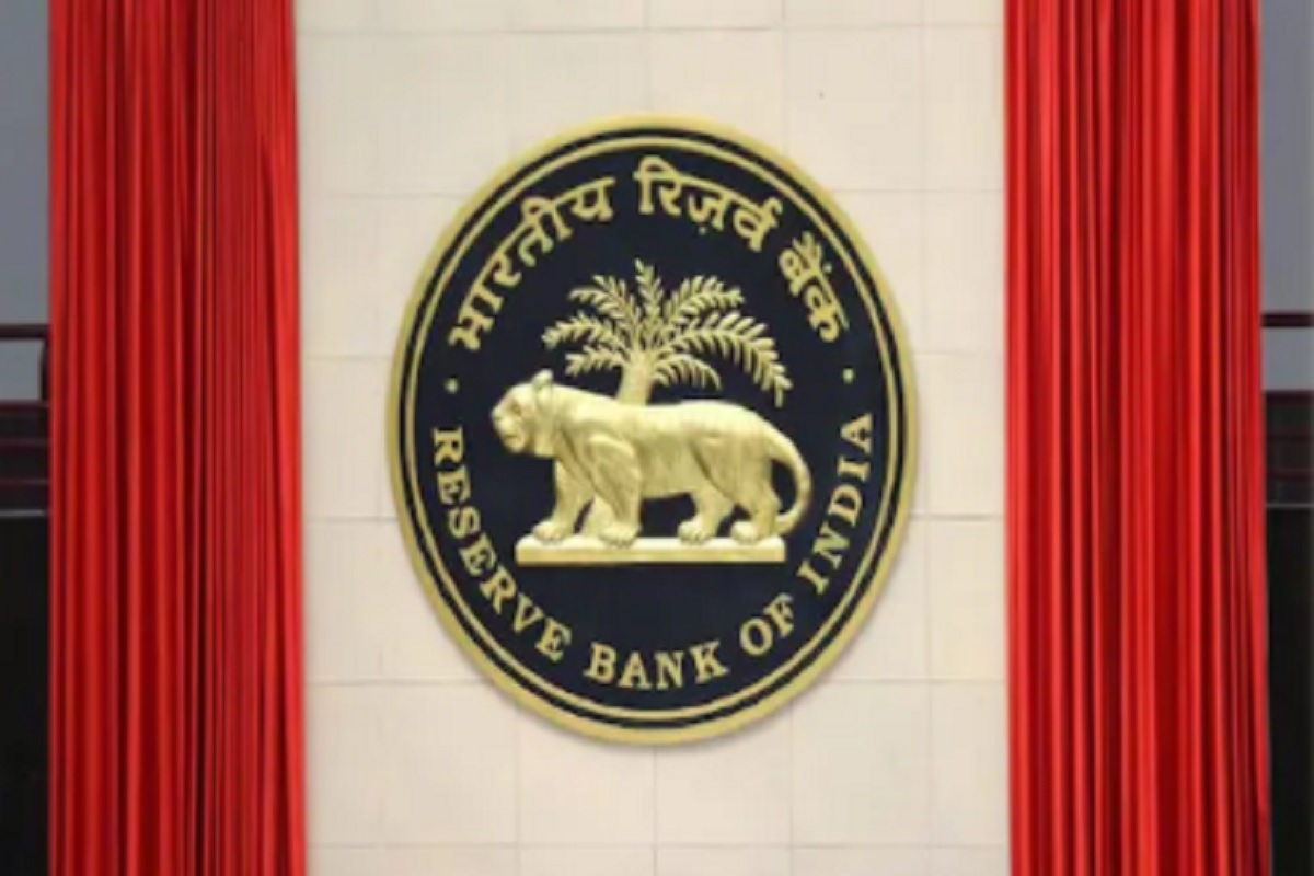 RBI ने ठोठावला या महत्त्वाच्या बँकेवर 2 कोटींचा दंड, ग्राहकांवर काय होणार परिणाम?