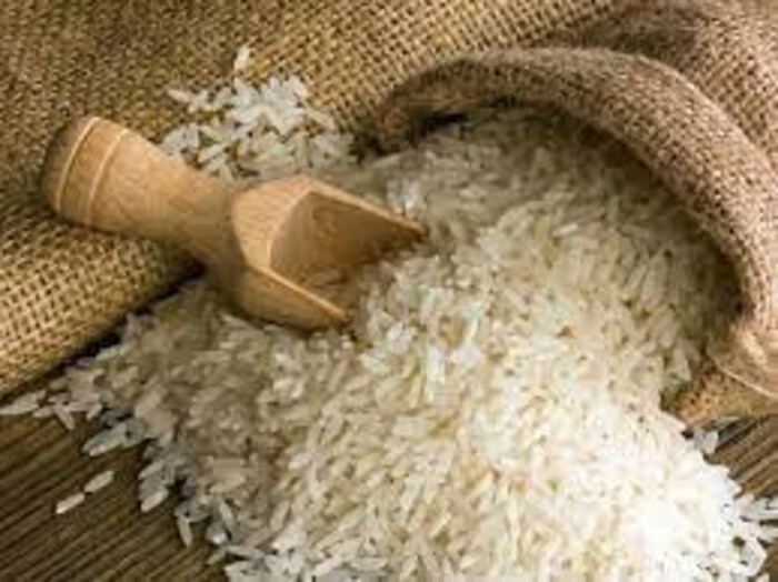 साखरेच्या डब्यामध्ये तांदळाचे काही दाणे टाकल्याने फायदा होतो. साखरेत किंवा मिठामध्ये तांदळात तांदूळ भरून त्याची पुरचूंडी टाकून त्यामध्ये ठेवून द्या. 