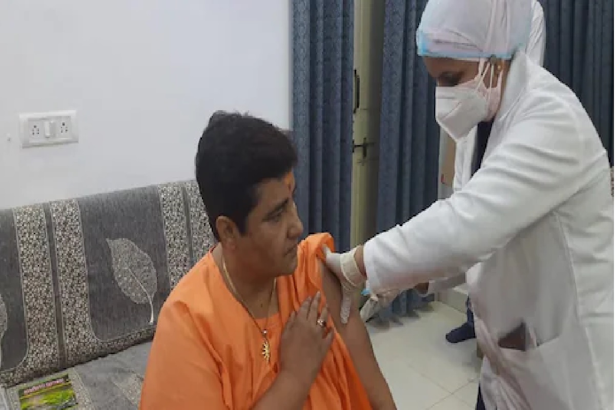 'पंतप्रधानही गेले हॉस्पिटलमध्ये, मग तुम्ही...' कोरोनाची लस घरीच घेतल्याने साध्वी प्रज्ञा अडचणीत