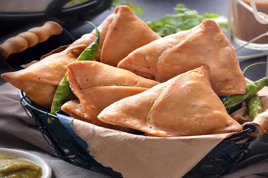 पावसाळ्यात सिजनल फूड खावं. पण, तळलेले पदार्थ खाण्यापेक्षा भाज्या वाफवलेले किंवा कोशिंबीर बनवून खा किंवा जेवण करताना कमी तेलाचा वापरा करा.

