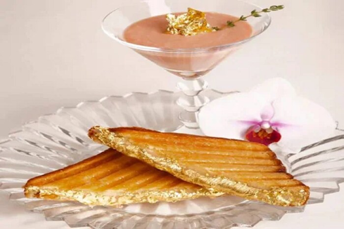 अमेरिकेच्या Serendipity 3 रेस्टॉरंटमध्ये Quintessential Grilled Cheese सँडविच मिळतं. गोल्डन सँडविच म्हणूनही हे ओळखलं जातं. याची किंमत 16 हजार रुपये आहे. यावर सोन्याचा वर्क लावण्यात आला आहे.  तसंच यात जगातील दुर्मिळ असं  Caciocavallo Podolico cheese वापरण्यात आलं आहे.