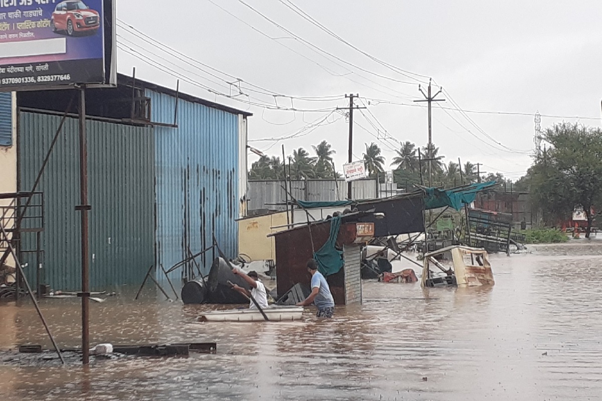 सांगलीत कृष्णा नदीची पातळी स्थिर; शहर अद्याप जलमय, एक हजाराहून अधिक घरांमध्ये पाणी