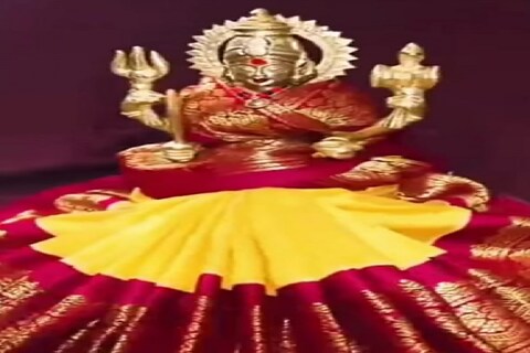 देवीला साडी नेसवण्याच्या कलेचं कौतुक वाटणाऱ्यानी हा व्हीडिओ पहा आणि यावेळी श्रावण महिन्यात आपल्या लाडक्या देवील अशीच सजावट करा. 