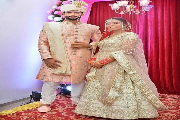     टीम इंडियाचा ऑल राऊंडर शिवम दुबेनं लग्न (Shivam Dube Marriage) गुरुवारी त्याची गर्लफ्रेंड अंजूम खान (Shivam Dube Wife Anjum Khan) बरोबर लग्न केले. शिवमनं सोशल मीडियावर फोटो शेअर करत याची माहिती दिली. त्याने यावेळी मुस्लीम पद्धतीनं लग्न केले आणि पत्नी अंजूम खानबरोबर दुवा मागितली. वेगळ्या धर्मातील मुलीशी लग्न करणारा शिवम दुबे पहिलाच भारतीय क्रिकेटपटू नाही.