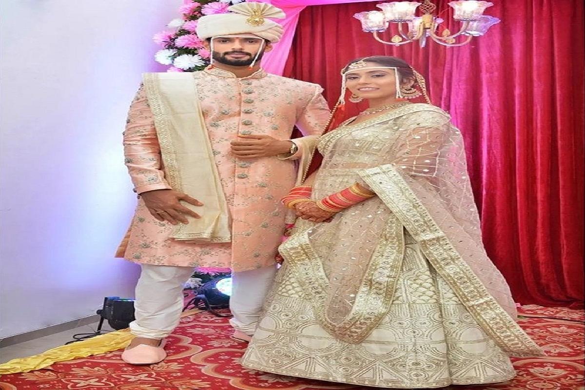     टीम इंडियाचा ऑल राऊंडर शिवम दुबेनं लग्न (Shivam Dube Marriage) गुरुवारी त्याची गर्लफ्रेंड अंजूम खान (Shivam Dube Wife Anjum Khan) बरोबर लग्न केले. शिवमनं सोशल मीडियावर फोटो शेअर करत याची माहिती दिली. त्याने यावेळी मुस्लीम पद्धतीनं लग्न केले आणि पत्नी अंजूम खानबरोबर दुवा मागितली. वेगळ्या धर्मातील मुलीशी लग्न करणारा शिवम दुबे पहिलाच भारतीय क्रिकेटपटू नाही.