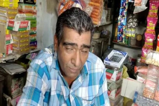बापरे! वर्षातले तब्बल 300 दिवस झोपतो पुरखाराम; कारण वाचून खिन्न व्हाल!