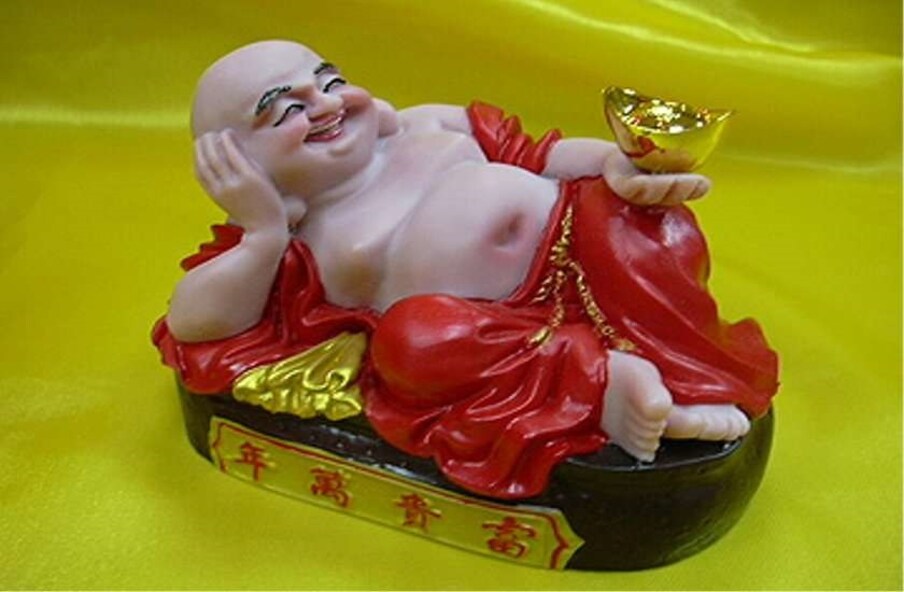 लाफिंग बुद्धा- पॉजिटीव्ह एनर्जीसाठी फेंगशुईमध्ये लाफिंग बुद्धाला अतिशय महत्त्व आहे. ज्या घरामध्ये लाफिंग बुद्धाची मूर्ती ठेवली जाते. त्या घरात नेहमीच आनंदी आनंद नांदतो.